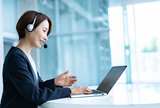 STEP2/ヘッドフォンマイクで話す女性